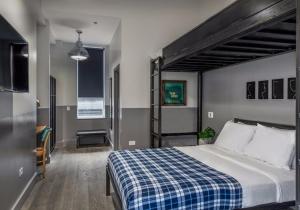 - une chambre dotée d'un lit avec une couverture bleue et blanche dans l'établissement The Chicago Hotel Collection River North, à Chicago