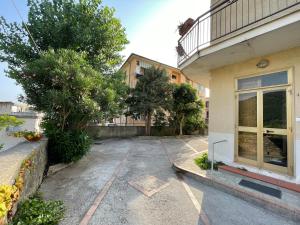 an empty parking lot in front of a building at A casa di Zia Maria - Fuscaldoapartment in Fuscaldo