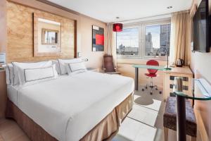 A television and/or entertainment centre at Melia Madrid Princesa