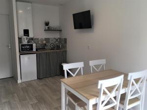 a kitchen and dining room with a table and chairs at Domaine des 3 Villages in Bouchemaine