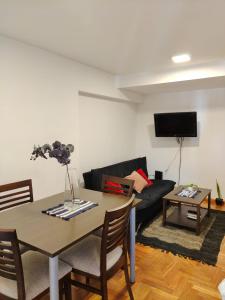 un salon avec une table et un canapé dans l'établissement Apartamento Carlucci C4 6b, à Córdoba