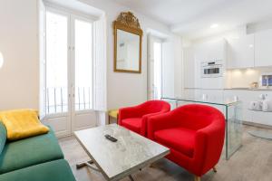 - un salon avec deux chaises rouges et une table dans l'établissement Apartamento El SEMINARISTA by Cadiz4Rentals, à Cadix
