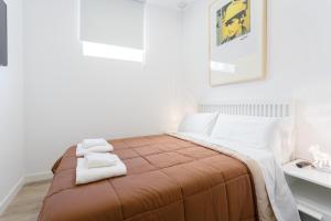 - une chambre avec un grand lit et 2 serviettes dans l'établissement Apartamento El SEMINARISTA by Cadiz4Rentals, à Cadix