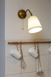 uma casa de banho com luz e três utensílios em Old Town - SELF Check-in em Odessa