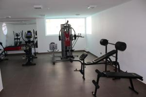 une salle de sport avec plusieurs machines de course dans une pièce dans l'établissement Departamento frente al mar Iquique, à Iquique