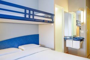 Cama ou camas em um quarto em ibis budget Amboise