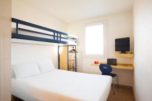 Cama ou camas em um quarto em ibis budget Amboise