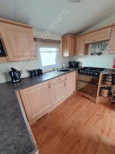 A kitchen or kitchenette at 162 Northfield, Skipsea Sands