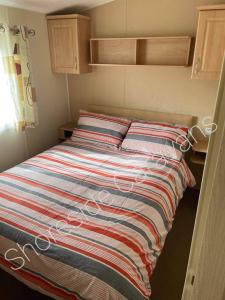 A bed or beds in a room at 162 Northfield, Skipsea Sands