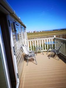 A balcony or terrace at 162 Northfield, Skipsea Sands