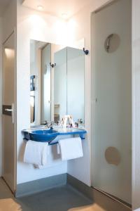 Um banheiro em ibis budget Amboise