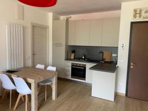 Virtuvė arba virtuvėlė apgyvendinimo įstaigoje Casa Giulia - Appartamento Anfo