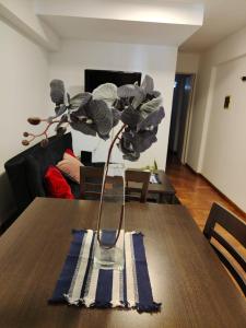un vase avec des fleurs assis sur une table dans l'établissement Apartamento Carlucci C4 6b, à Córdoba