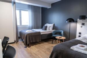 Tempat tidur dalam kamar di Hotelli Sointu