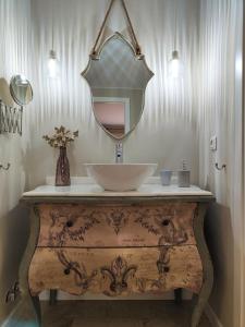 lavabo con espejo encima en Apartamento La Judería de San Clemente, en Sevilla