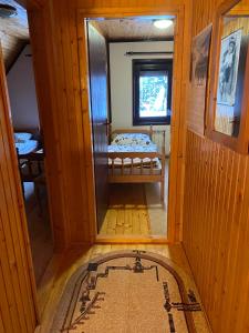 een kleine kamer met een bed en een raam bij Ski kuća Boki in Jahorina +1 foto