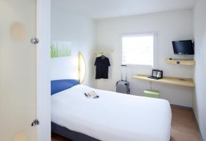 Uma TV ou centro de entretenimento em ibis budget Amboise