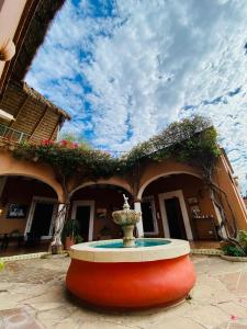 a fountain in a courtyard in front of a building at Hotel Casa Mar&iacute;a F&eacute;lix in &Aacute;lamos