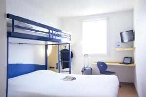 Cama ou camas em um quarto em ibis budget Amboise