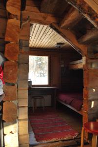 a room with a bunk bed in a log cabin at Loma-asunto tunturimaisemassa in Ylikyro