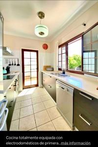 Kuchyň nebo kuchyňský kout v ubytování Villa Ágatha, vacaciones en familia en Lanzarote