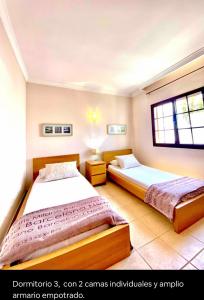 Postel nebo postele na pokoji v ubytování Villa Ágatha, vacaciones en familia en Lanzarote