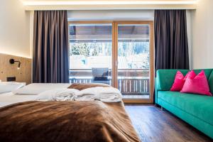 Postel nebo postele na pokoji v ubytování Alphotel Stocker Alpine Wellnesshotel + 37 fotografií