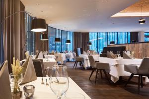A restaurant or other place to eat at Alpin Life Resort Lürzerhof
