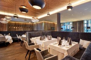 A restaurant or other place to eat at Alpin Life Resort Lürzerhof