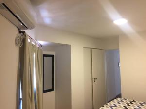 une chambre avec un lit et un miroir dans l'établissement Apartamento Carlucci C4 6b, à Córdoba