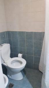 une salle de bain avec toilettes et un mur carrelé dans l'établissement Apartamento Carlucci C4 6b, à Córdoba 1 autre photo
