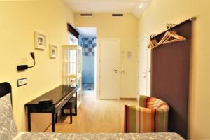 マドリードにあるHostal Arco Irisのデスク付きの部屋と廊下付きの部屋