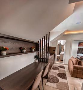 a living room with a long table and chairs at Apartmani Džanković in Kopaonik