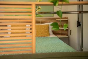 1 dormitorio con 1 cama con cabecero de madera en Olive Lemon Biophilic House & Lush Forest Garden, en Vamos