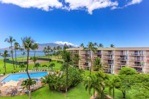 una vista aérea de un complejo con piscina y palmeras en Maui Sunset, en Kihei