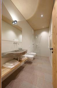 een badkamer met een wastafel en een toilet bij Ansitz Lidl in Merano