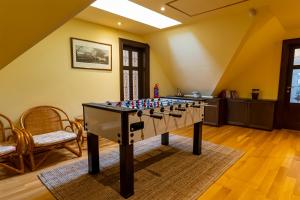 Matraalmas的住宿－Villa Szalamandra - az Erdőszéle，一间房间中间设有桌上足球的房间