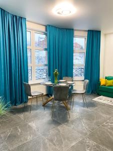 Posezení v ubytování Шикарные апартаменты ЖК Печерск Плаза, Михаила Бойчука 17, 10 мин пешком м Звериницкая