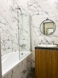 Koupelna v ubytování Шикарные апартаменты ЖК Печерск Плаза, Михаила Бойчука 17, 10 мин пешком м Звериницкая