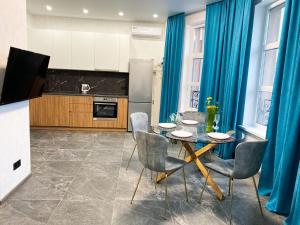 TV a/nebo společenská místnost v ubytování Шикарные апартаменты ЖК Печерск Плаза, Михаила Бойчука 17, 10 мин пешком м Звериницкая + 5 fotografií