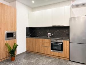 Kuchyň nebo kuchyňský kout v ubytování Шикарные апартаменты ЖК Печерск Плаза, Михаила Бойчука 17, 10 мин пешком м Звериницкая