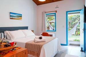 um quarto com uma cama com uma toalha em Aqualtune Pousada em Barra Grande