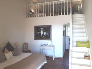 ボリケイメにあるRetiro da Janelaのベッドルーム1室(ロフトベッド1台、階段付)