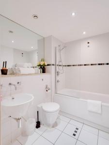 Et badeværelse på Arcadian City Centre Apartments with Balcony