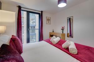 En eller flere senge i et værelse på Arcadian City Centre Apartments with Balcony