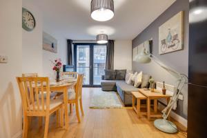 Et opholdsområde på Arcadian City Centre Apartments with Balcony + 46 billeder