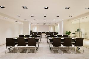 The business area and/or conference room at Melia Madrid Princesa Még 37 kép