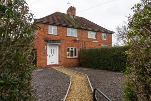 a red brick house with a white door at Relaxation by Olauda SA - 3 Bed House with Free Parking in Bristol