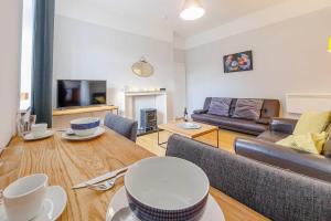 A seating area at Linlithgow Apartment