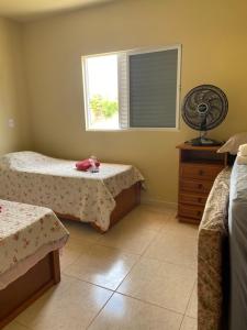 Ένα ή περισσότερα κρεβάτια σε δωμάτιο στο Casa de veraneio perto do mar